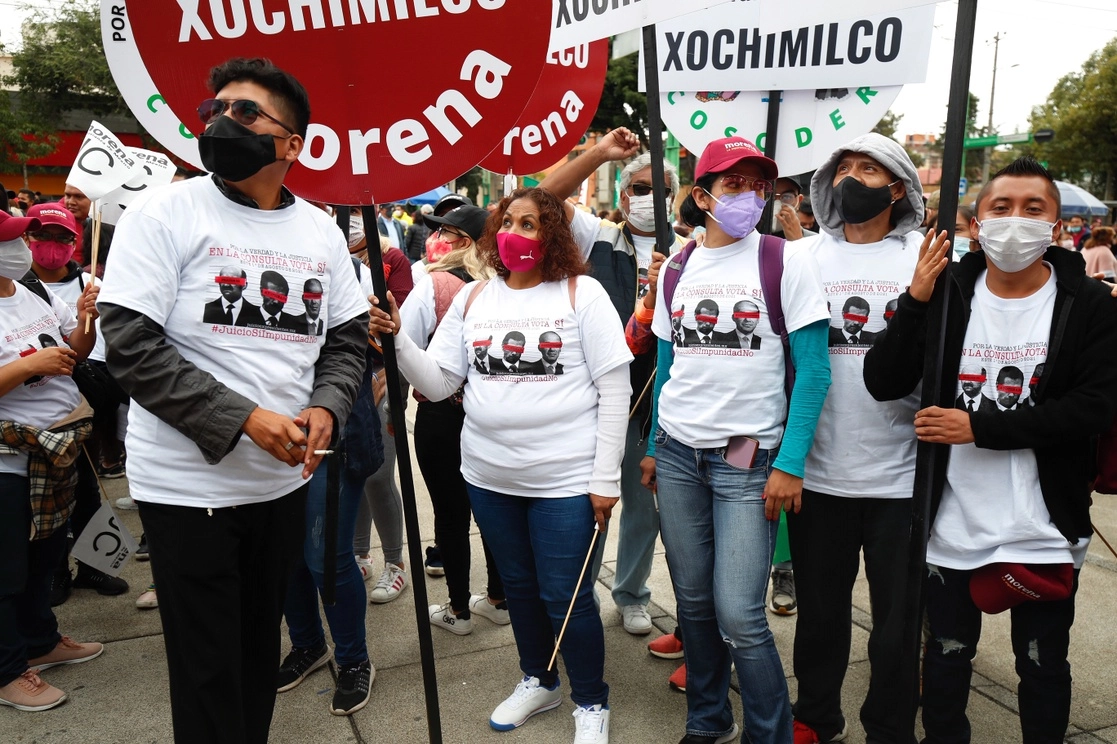 Afiliados de Morena portan playeras sobre la Jornada de Respaldo a la Consulta Ciudadana por la Verdad, por la Justicia (Juicio a expresidentes), en el Monumento a Lazaro Cárdenas, de la CDMX. Foto Cristina Rodríguez/ Archivo
