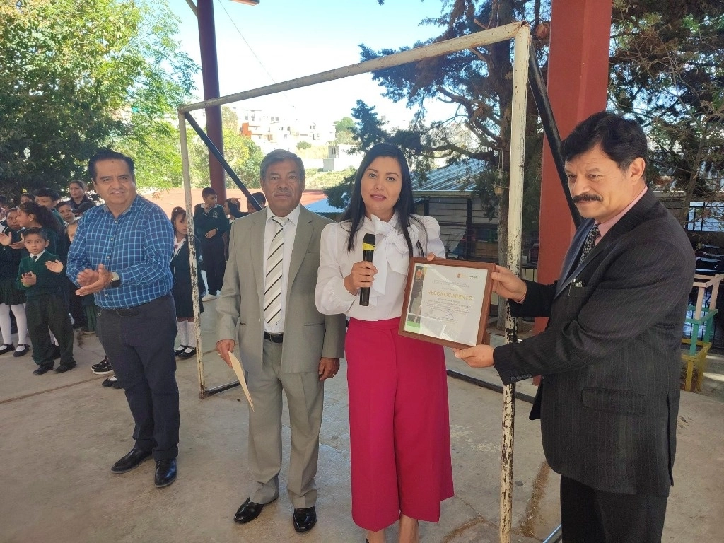 21 escuelas de la zona de los Altos de Chiapas fueron reconocidas por su destacada participación en la evaluación diagnóstica. Foto Elio Henríquez