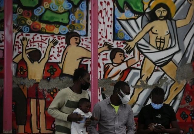 Migrantes haitianos a su paso por CAFEMIN en Ciudad de México. Foto Alfredo Domínguez / Archivo