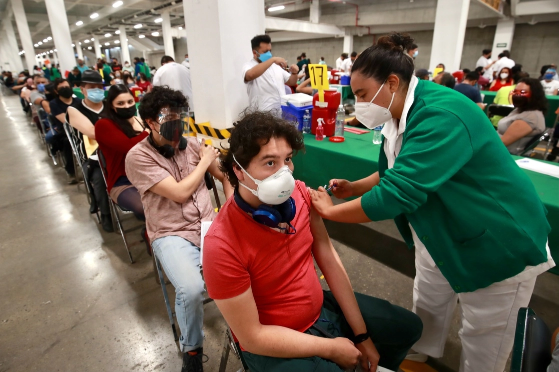 Vacunación en el Centro de Estudios Navales en Ciencias de la Salud. Foto: Luis Castillo/ Archivo