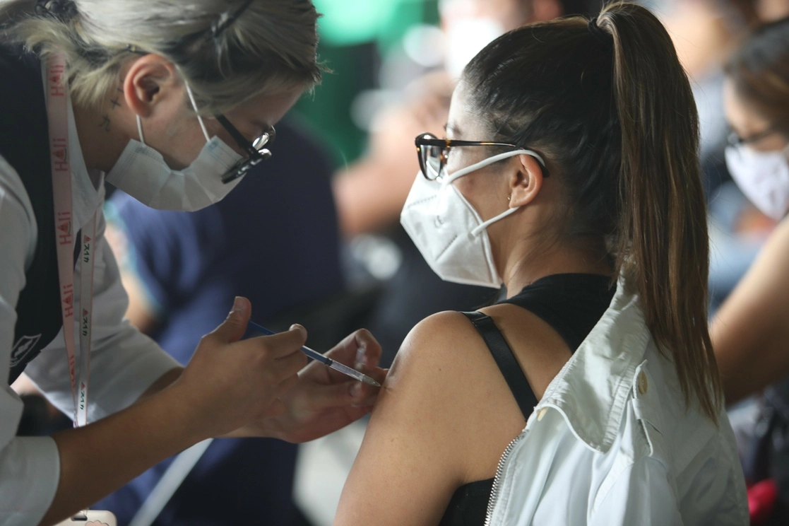 Personal de Salud aplica una dosis de la vacuna antiCovid en un centro de vacunación en Azcapotzalco. Foto Yazmín Ortega