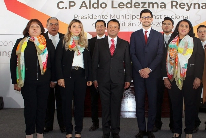 Ante más de tres mil 500 personas el presidente municipal de Cuautitlán, Aldo Ledezma Reyna, encabezó la entrega de los apoyos alimentarios y cobijas a los beneficiarios. Foto tomada de sus redes sociales