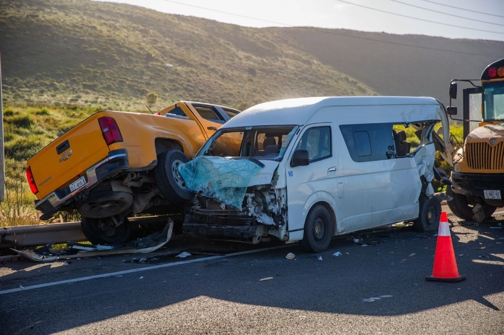 Tres vehículos involucrados en el accidente ocurrido sobre la carretera escénica Tijuana-Ensenada; no se reportan fallecidos. Foto Chris Noyola ‘La Jornada Baja California’ 