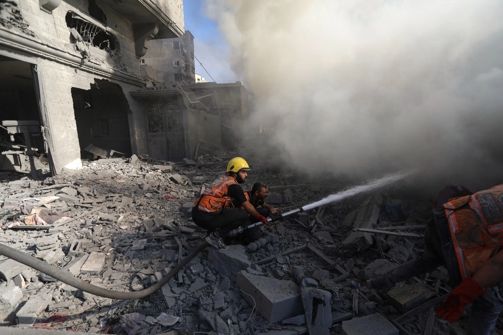 Bomberos palestinos extinguen un incendio causado por un ataque aéreo israelí en la ciudad de Gaza, el sábado 4 de noviembre de 2023. Foto Ap