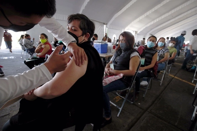 Personal de salud administra una vacuna antiCovid en un módulo de vacunación de la CDMX. Foto Cristina Rodríguez