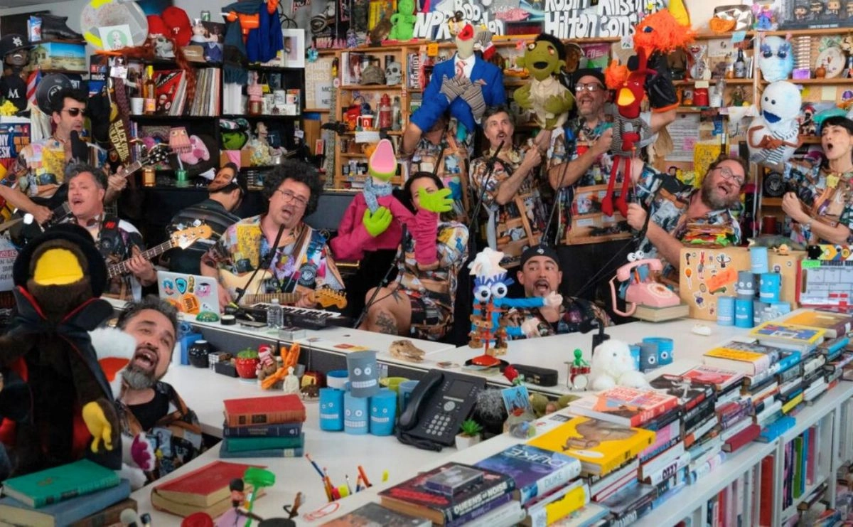 Integrantes y marionetas de 31 Minutos durante su presentación en el Tiny Desk Concert de NPR, donde mezclaron música, humor y crítica social. Foto: