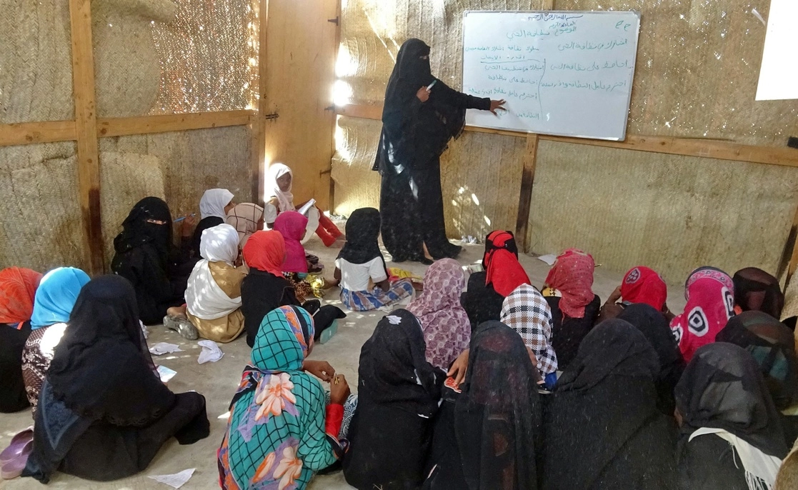 Menores desplazados reciben clases en escuela improvisada en Al Hudayda, en Yemen. Foto Afp 