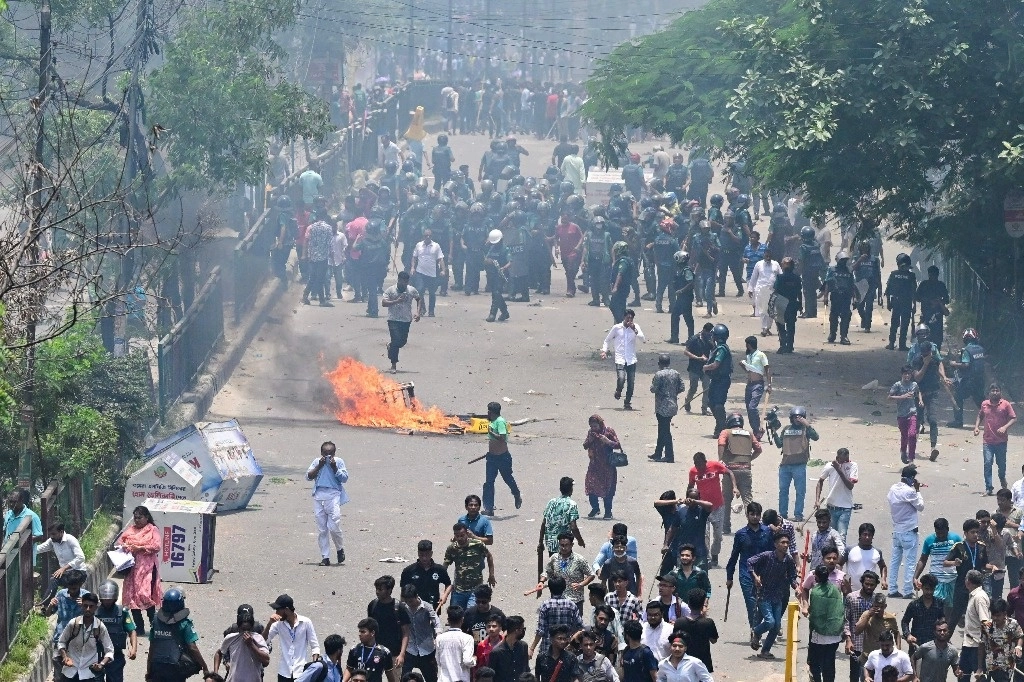 Policías y estudiantes protagonizaron violentos enfrentamientos en calles de Daca, capital de Bangladés. Foto Afp 