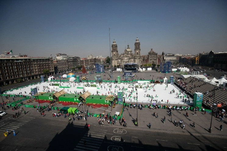 Se esperan miles de personas en la Plaza de la Constitución por los festejos del "Día de Reyes". Foto Pablo Ramos/La Jornada