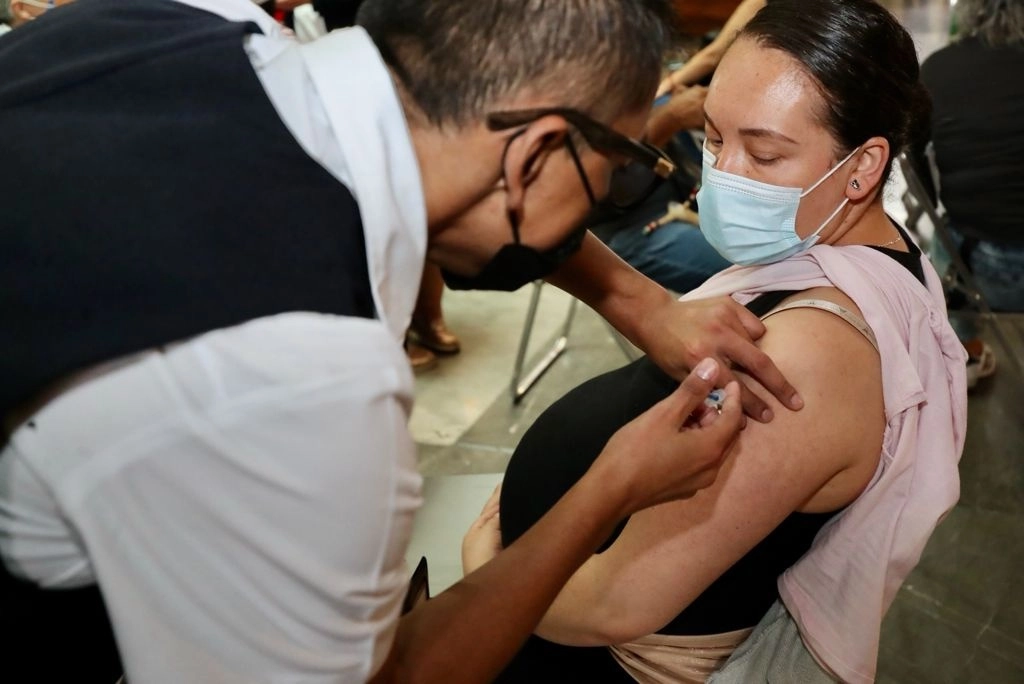 Personal de Salud aplica una vacuna antiCovid en un centro de la alcaldía Cuauhtémoc. Foto Roberto García