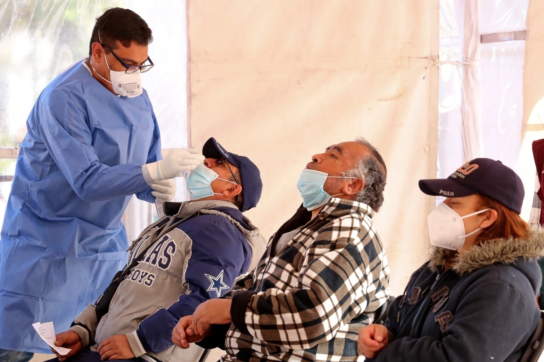 Personal de salud aplica pruebas de covid-19 en la un macroquiosco de la alcaldía Iztacalco en la CDMX. Foto Roberto García