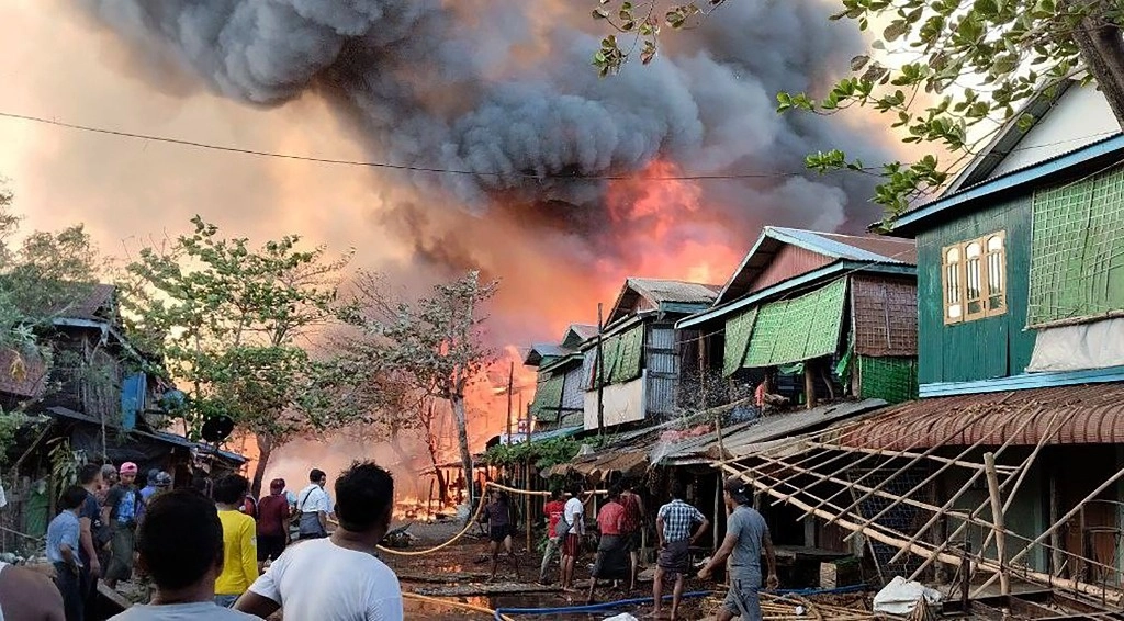 Llamas causadas por el bombardeo del ejército de Myanmar sobre la aldea de Kyauk Ni Maw, en la isla de Ramree, zona controlada por el ejército Arakan. Foto Ejército Arakan vía Ap 
