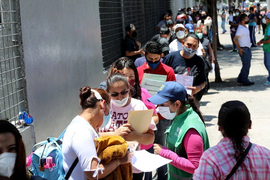 Decenas de personas hacen fila para vacunarse contra Covid-19 en las inmediaciones del Palacio de los Deportes. Foto: Roberto García Ortiz 