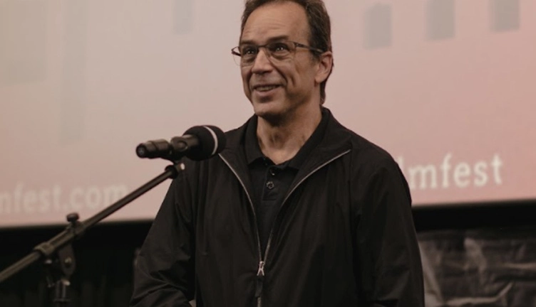 Jorge Cuchí, director de la película 50 0 dos ballenas se encuentran en la playa, ganadora del FICM. Foto Cortesía Festival
