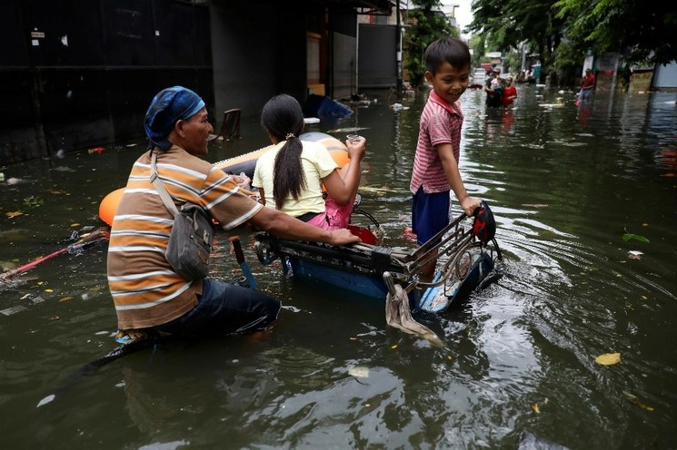 Las lluvias monzónicas y los ríos crecientes sumergieron partes del gran Yakarta y causaron deslizamientos de tierra en los distritos de Bogor y Depok. Foto Ap 