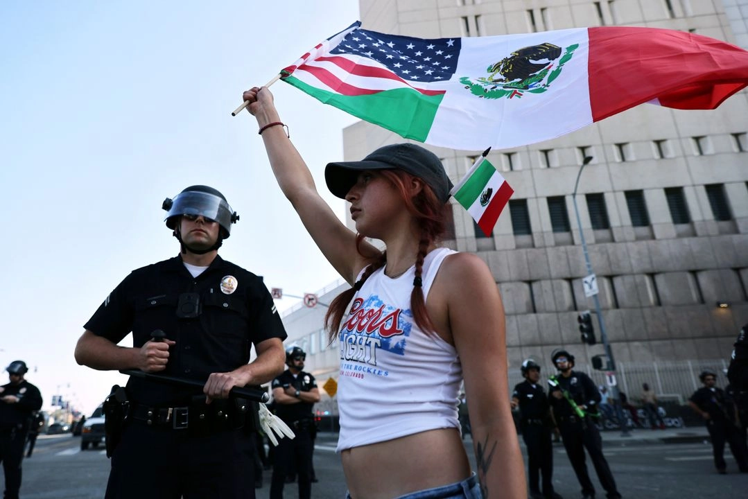 Manifestantes se congregan durante una protesta en respuesta a una serie de redadas del Servicio de Inmigración y Control de Aduanas (ICE) de Estados Unidos en todo el país, en Los Ángeles, California, el 10 de junio de 2025. Foto 