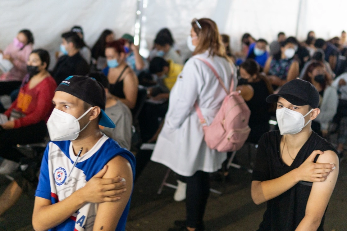 Jornada de vacunación contra Covid-19 en un centro de la alcaldía Iztapalapa. Foto Pablo Ramos