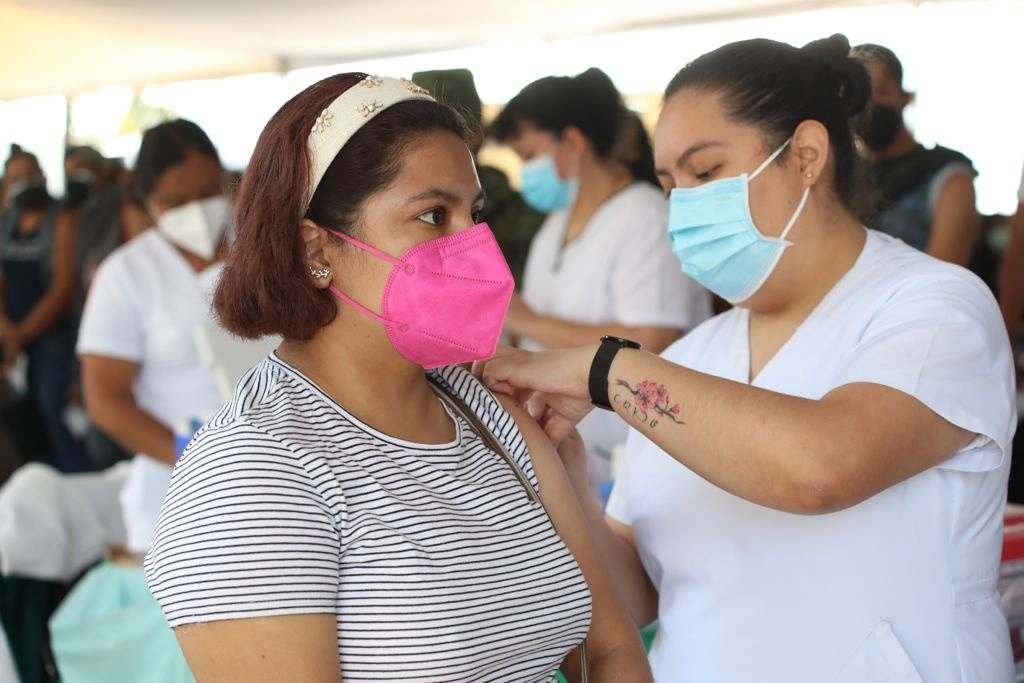 Personal de salud aplica una dosis de la vacuna antiCovid a una persona en un módulo de la alcaldía Miguel Hidalgo. Foto María Luisa Severiano