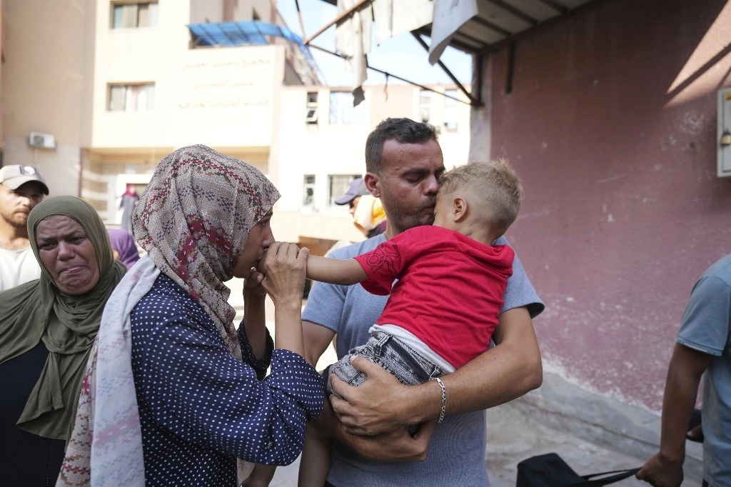 Padres se despiden de su hijo enfermo que saldrá de Gaza para recibir atención médica en el extranjero. Foto Ap
