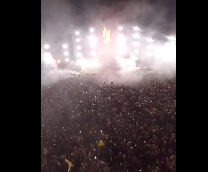 Ubicaron a 48 hombres, 11 mujeres y 11 menores de edad, quienes posiblemente ofrecían boletos con precios diferentes a los de las taquillas. Foto @EDC_MEXICO