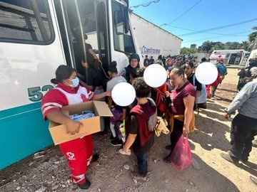 Personal de la Cruz Roja entrega sueros para hidratación de los migrantes en la frontera. Foto Cruz Roja