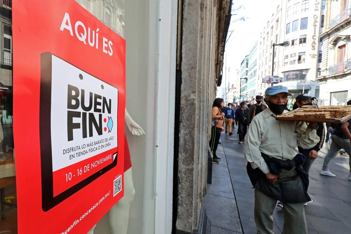 Comercio en el Centro Histórico de la CDMX con publicidad alusiva al Buen Fin. Foto Roberto García