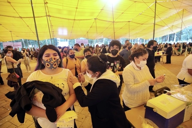 Personal de salud aplica una dosis de la vacuna antiCovid en un módulo de la alcaldía Xomichilco. Foto Luis Castillo / Archivo