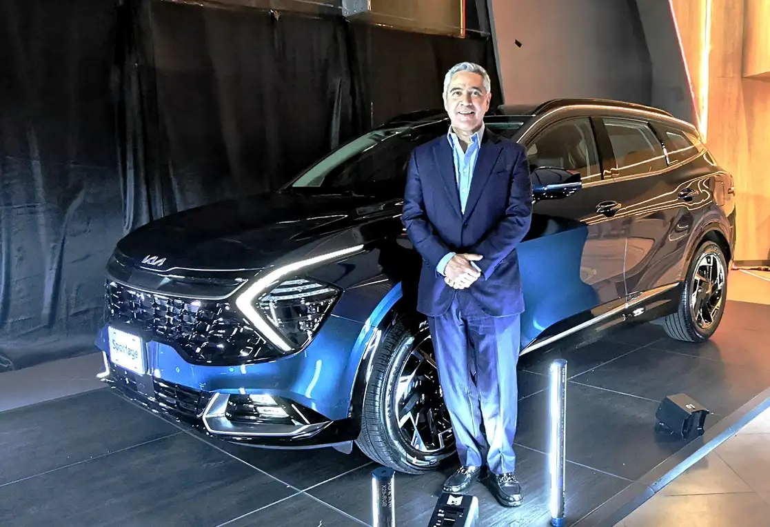 Horacio Chávez Reza, Managing Director de Kia México, al lado de la nueva Sportage 2023. Foto Roberto Pérez S.