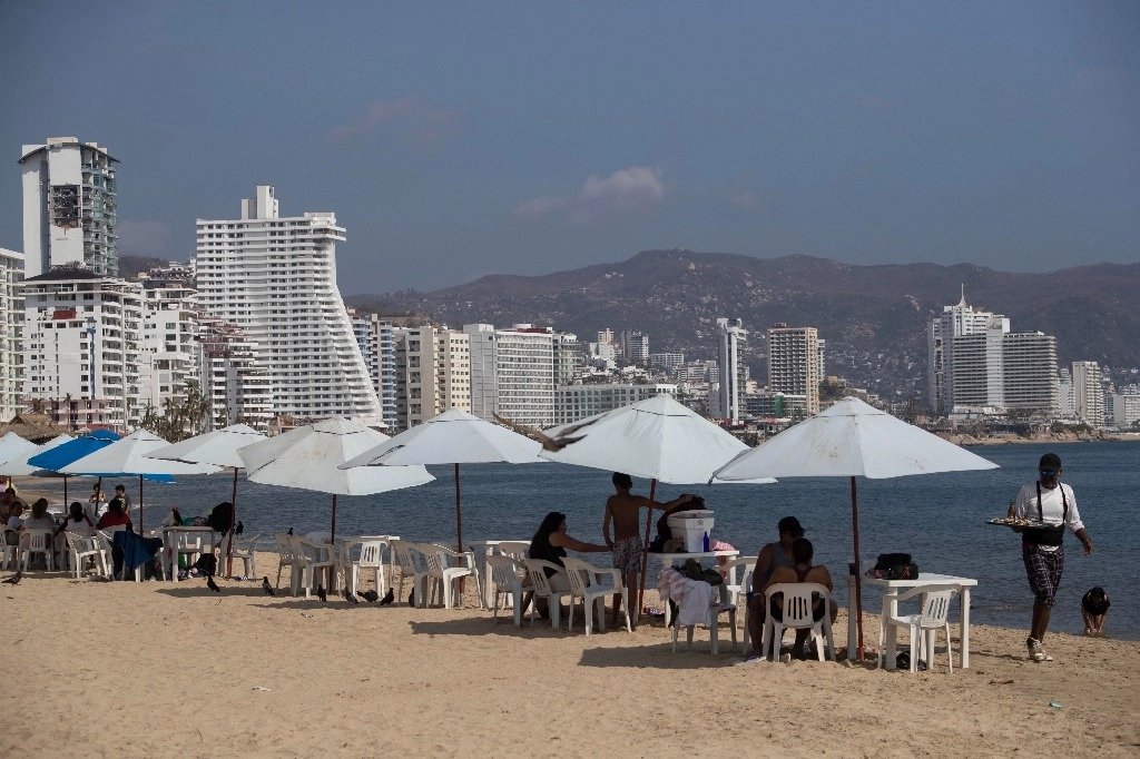 La Cofepris realizó un muestreo en 289 playas de 76 destinos turísticos de México. Foto Alfredo Domínguez / Archivo