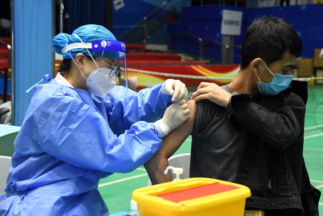 Un estudiante recibe la segunda dosis de una vacuna contra la Covid-19 en la Universidad de Beihang. Foto Xinhua
