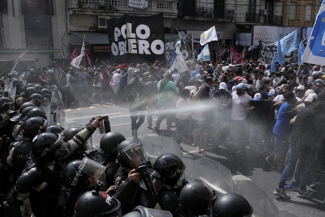 Ciento de marchas en contra del gobierno de Javie Milei en Argentina, fueron reprimidas por la policía. Foto Afp
