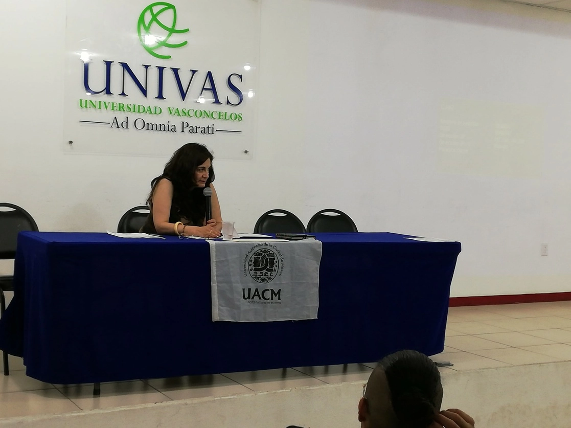 Gloria Luz Alejandre Ramírez impartió la conferencia sobre el 107 aniversario del Primer Congreso Feminista Nacional de Yucatán. Foto Tomada de https://www.facebook.com/COCIPAP / Archivo