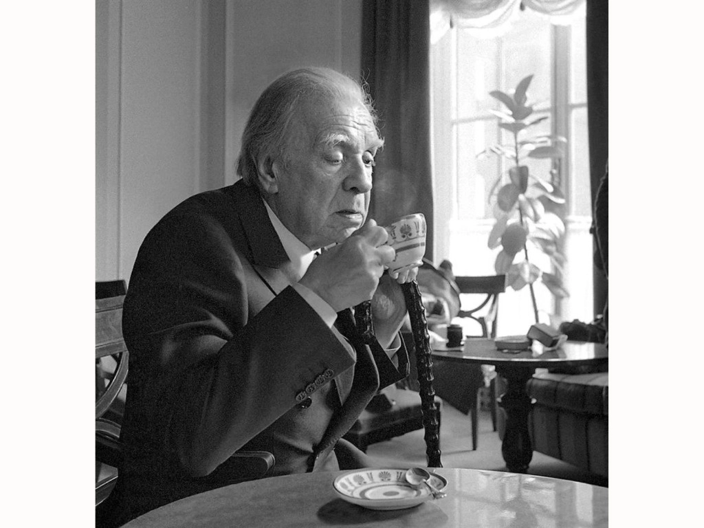 El narrador, poeta y crítico Jorge Luis Borges cumpliría hoy 125 años. Foto Wikimedia Commons