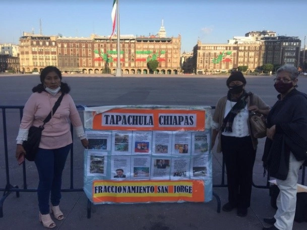 Tres mujeres que habitan en el fraccionamiento San Jorge, ubicado en la ciudad de Tapachula, se manifestaron en el Zócalo capitalino. Foto Fernando Camacho