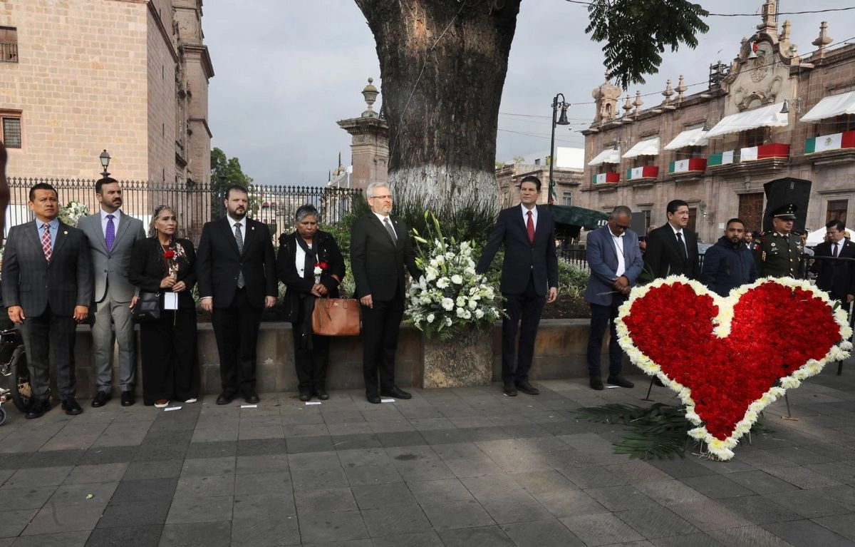 Autoridades de Michoacán y del municipio de Morelia depositaron una ofrenda floral en el lugar donde hace 17 años se registró un ataque terrorista que dejó ocho muertos. Foto 