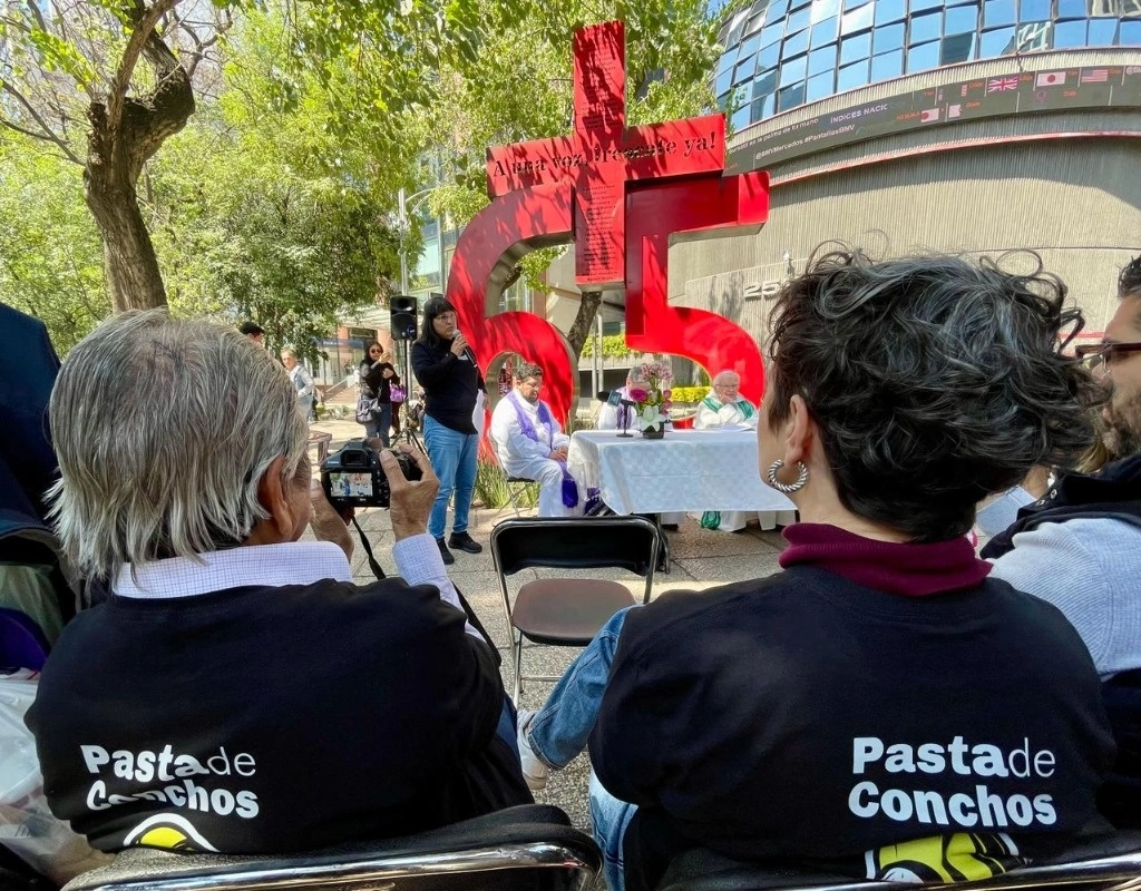 Integrantes de la organización Familia Pasta de Conchos participan en una misa oficiada y leen un posicionamiento sobre la actual situación de los trabajos de rescate en el Antimonumento +65, ubicado en Paseo de la Reforma, en la Ciudad de México, el 19 de febrero de 2024. Foto Roberto García Ortiz