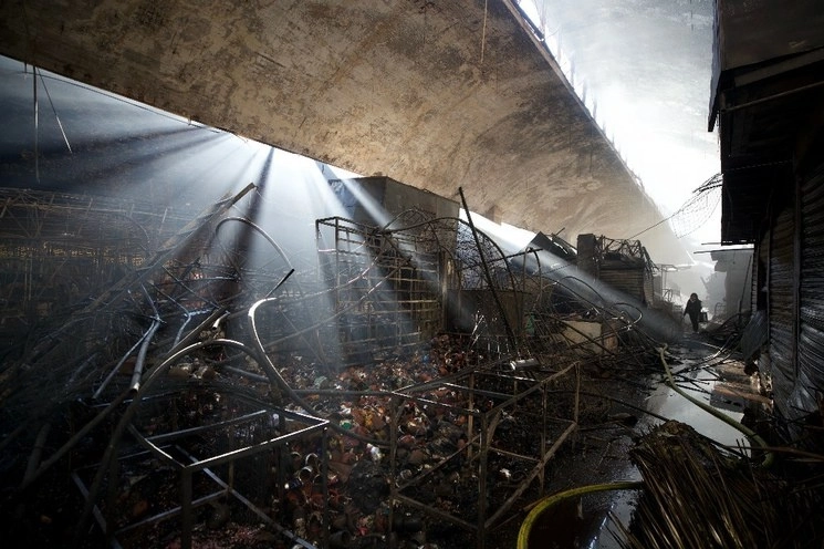 Hace dos años, el  24 de diciembre se registró un incendio en el acceso de la puerta 17 de La Merced, en la Ciudad de México. Foto Alfredo Domínguez / Archivo