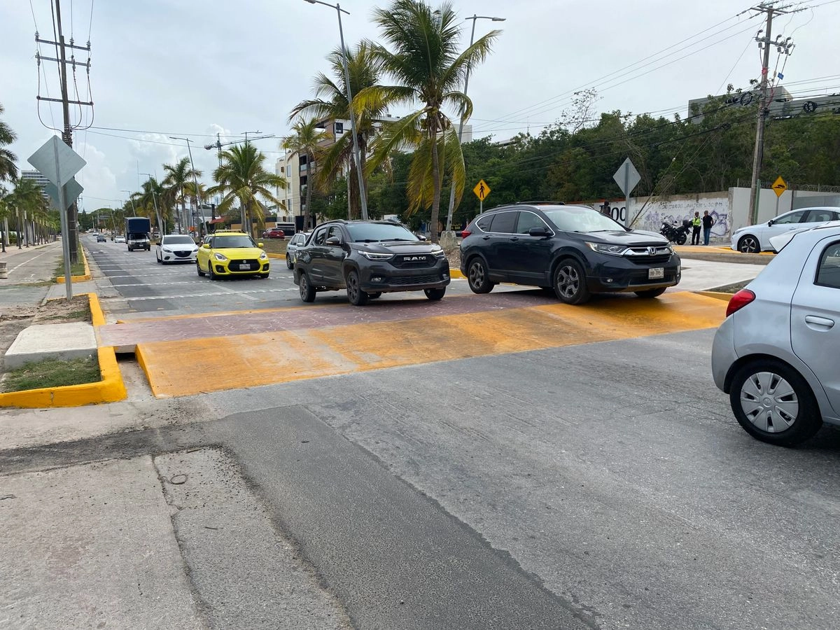 El primer accidente, tras la colocación del tope, se registró el pasado 29 de junio, cuando, durante la noche, un motociclista avanzó por la avenida Bonampak, a gran velocidad sin percatarse de la presencia del borde, por lo que perdió el control,  derrapó y perdió la vida en el sitio. Foto  