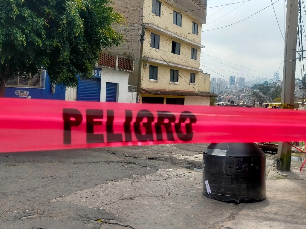 A casi un mes que fueron desalojados los habitantes del edificio en riesgo en la colonia Alfredo Bonfil, en  Naucalpan, Ni ha sido demolido. Foto Silvia Chávez