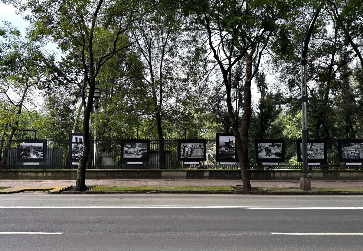 Aspectos de la exposición fotográfica por los 40 años del terremoto en México, instalada en las rejas del Bosque de Chapultepec. Foto
