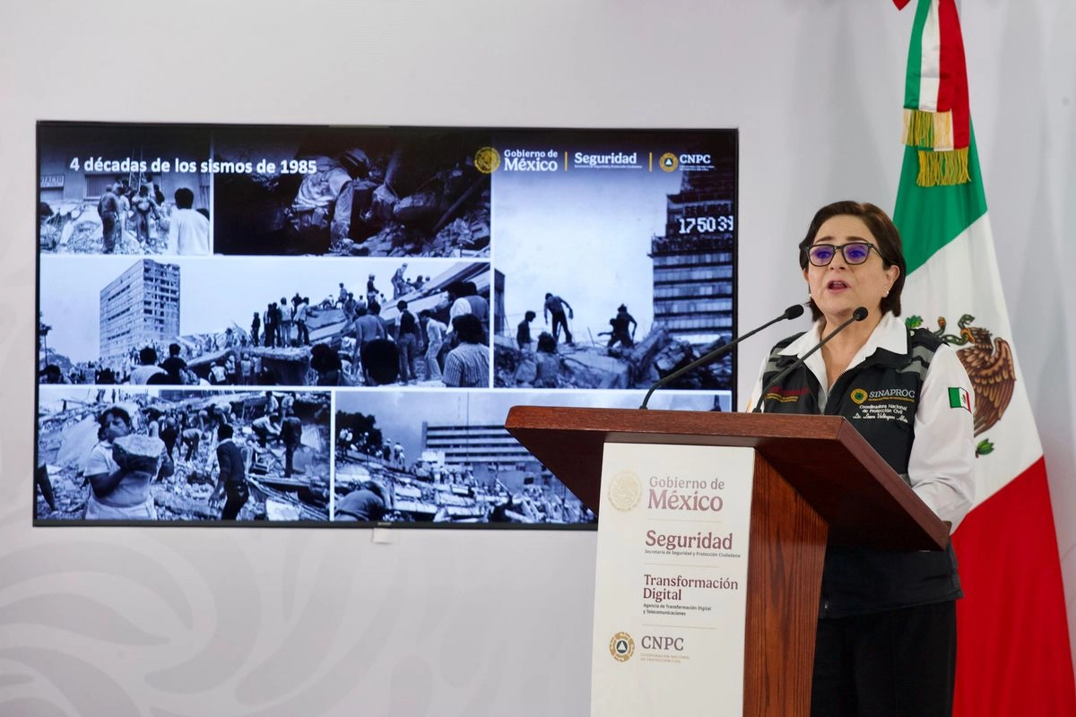 Laura Velázquez, coordinadora nacional de Protección Civil, durante la conferencia de prensa sobre el simulacro nacional 2025, realizada en el Auditorio del Cuadrilátero de la SSPC, el 7 de agosto de 2025. 