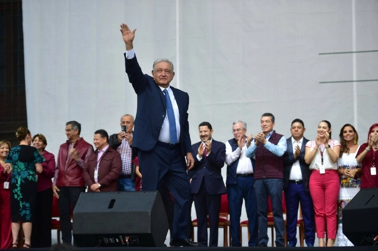 El Presidente frente a los gobernadores de la 4T que lo acompañaron en el festejo. Foto La Jornada