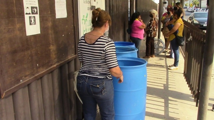 Los familiares organizan una colecta para reparar las bombas que abastecen agua en el penal. Foto La Jornada
