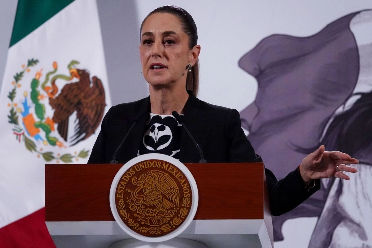 La presidenta Claudia Sheinbaum durante su conferencia de prensa matutina en Palacio Nacional, el 2 de octubre de 2025; inició la mañanera con la frase "2 de octubre no se olvida", a 57 años de la matanza de estudiantes en la Plaza de las Tres Culturas en Tlatelolco. Foto 