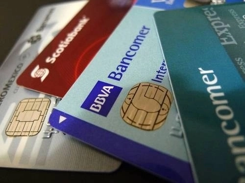 En México seis de cada 10 personas que tienen deudas están sobreendeudadas, es decir, su límite de financiamiento está rebasado y sus ingresos no les alcanzan para cubrir el saldo de sus amortizaciones, informó un estudio de Bravo. Foto José Carlo González / Archivo
