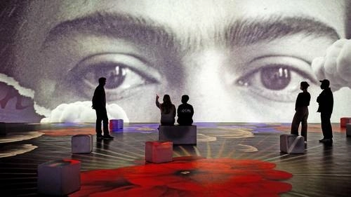Su obra transmite que todo individuo es vasto, complejo y poderoso. Rompe la distancia que sus contemporáneos mantuvieron con sus espectadores al crear piezas que exploraban, sobre todo, el progreso, la máquina y los juegos de poder. Foto Frida Kahlo Corporation/Archivo 