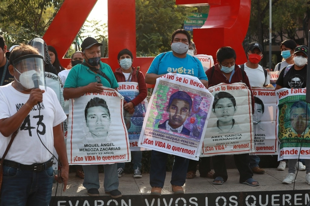 Como cada día 26 de mes, familiares de los estudiantes, acompañados de representantes de organizaciones civiles, alumnos de normales rurales del país y ciudadanos se manifestaron en el Antimonumento a los 43, en Paseo de la Reforma. Foto: María Luisa Severiano