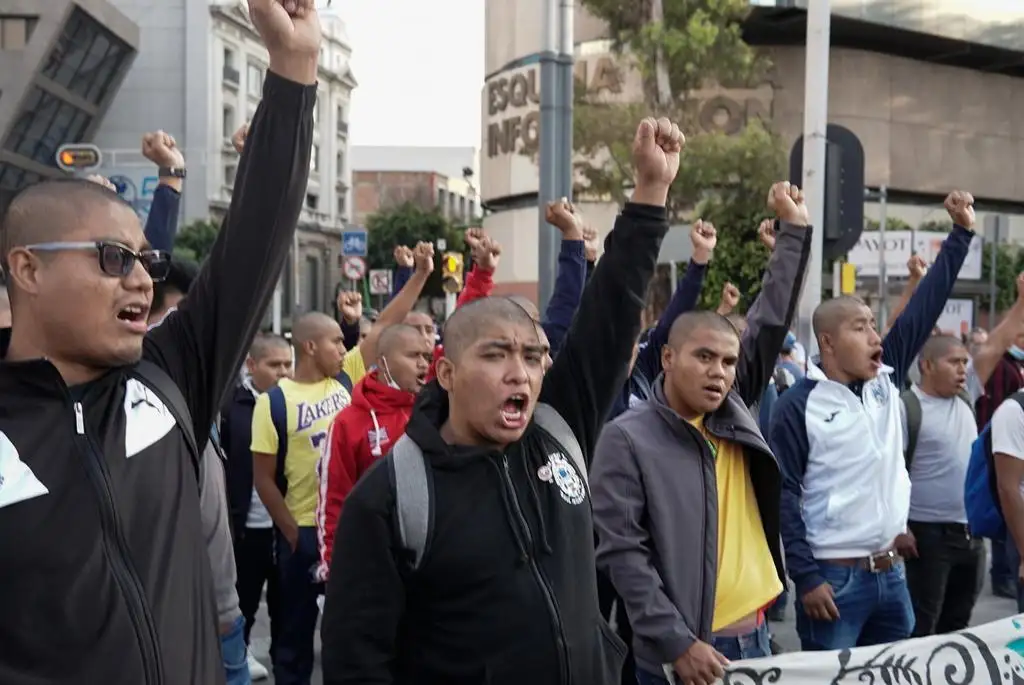 Jóvenes estudiantes de Ayotzinapa, a 89 meses siguen exigiendo justicia para sus compañeros. Foto Pablo Ramos