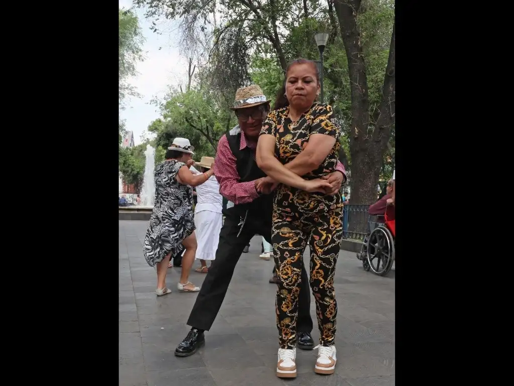 Decenas de adultos mayores y jóvenes realizaron una marcha para exigir a la alcaldesa de Cuauhtémoc que no se meta con los artistas que trabajan desde hace 12 años en la Alameda de Santa María la Ribera y respete nuestro derecho a bailar. Al ritmo de salsa, cumbia y merengue se movilizaron por la demarcación para retornar al Kiosco Morisco. Señalaron que impugnarán el fallo judicial que impide que sigan con su actividad recreativa en ese espacio. Foto Roberto García Ortiz



