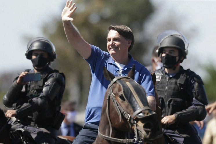 El presidente brasileño, Jair Bolsonaro, saluda a sus simpatizantes. Foto Xinhua